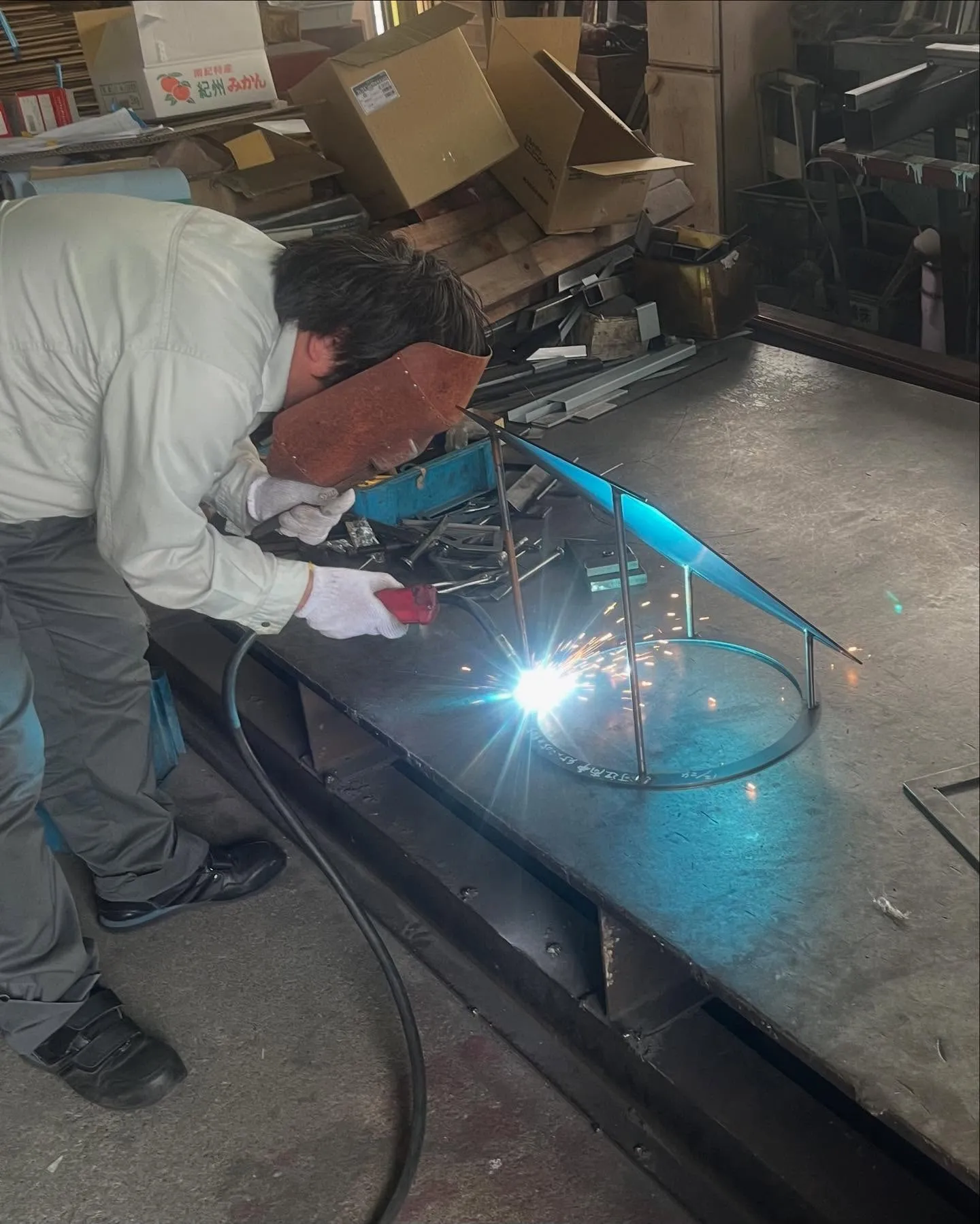 火葬炉のメンテナンスで溶接工房に来ました。