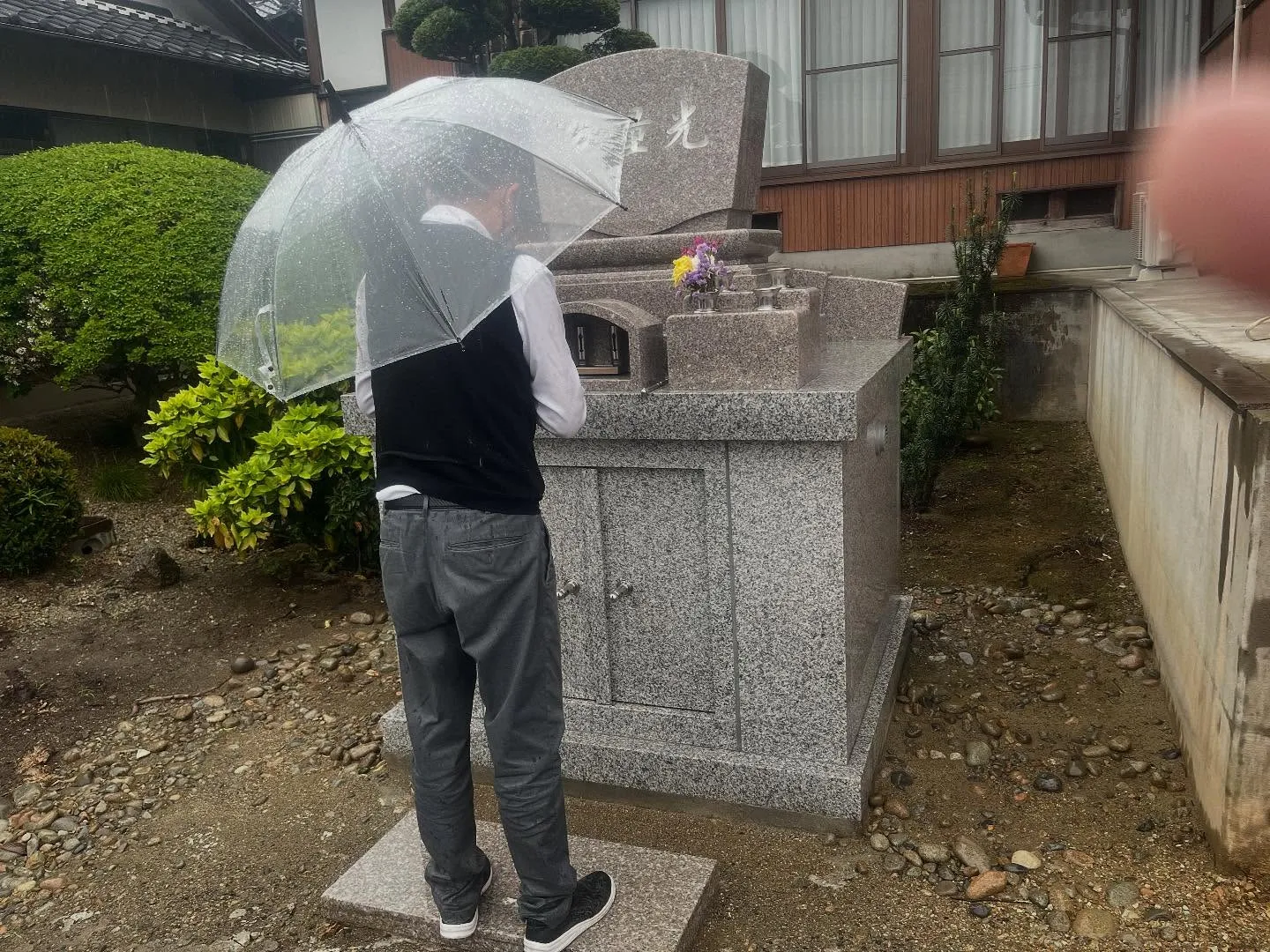 ペットの遺骨を協力寺院様に埋葬しました。