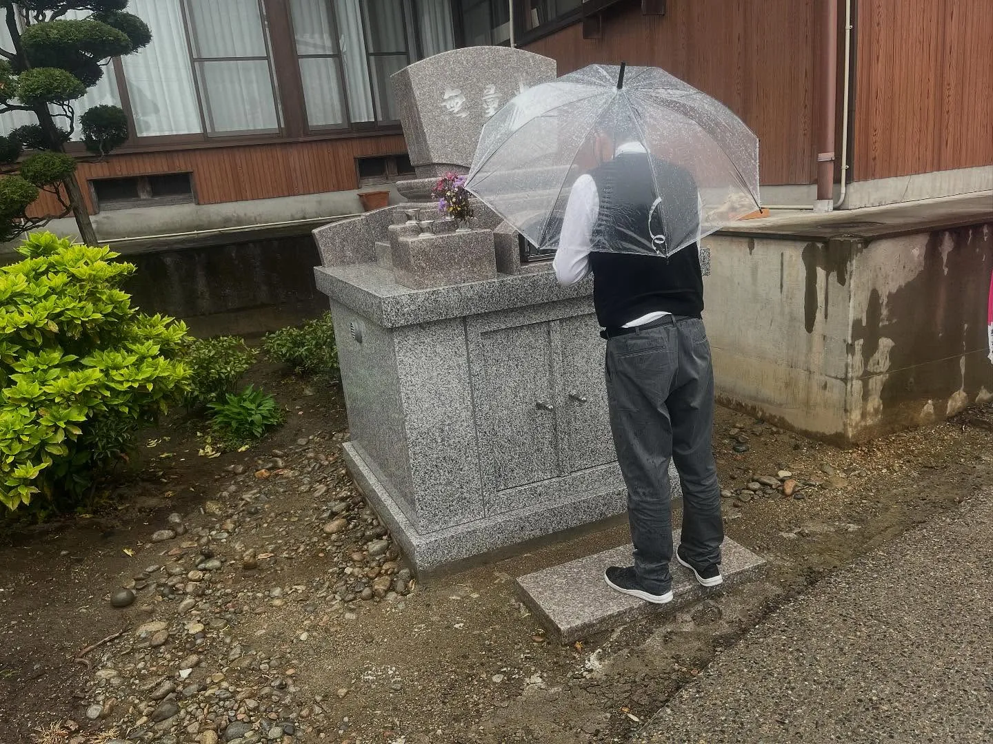 ペットの遺骨を協力寺院様に埋葬しました。