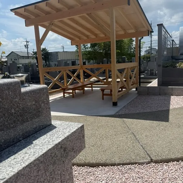 ペット合祀墓前に東屋（休憩所）を設置していただきました。