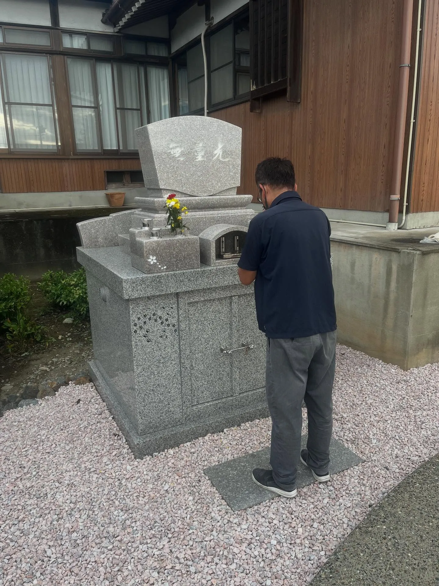 ペットの遺骨を協力寺院に埋葬いたしました。